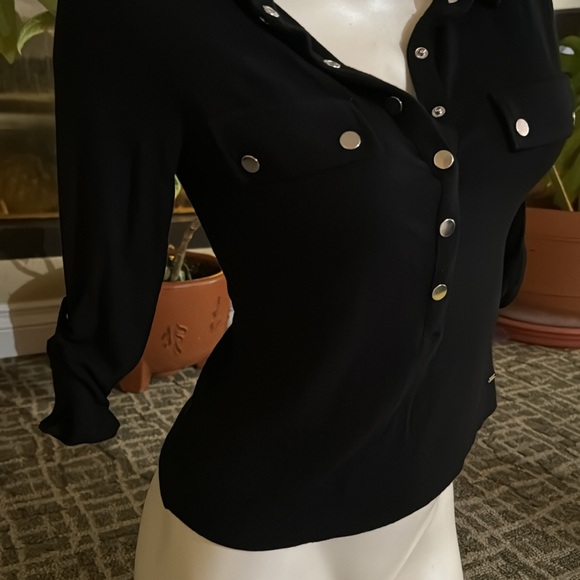 NWT Guess black silver button/snap up v neck collar 3/4 sleeve Medium RIBBED - Picture 8 of 14